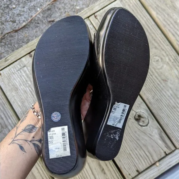 St. John's Bay Y2K Nicola Black Slid On Sandals Women's Size 7 - Picture 4 of 7